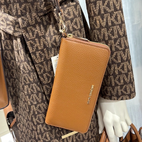Michael Kors Handbags - MICHAEL KORS LARGE TRAVEL CONTINENTAL WRISTLET WALLET PHONEHOLDER LUGGAGE